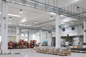 efficientamento nell'industria capannone illuminato a led